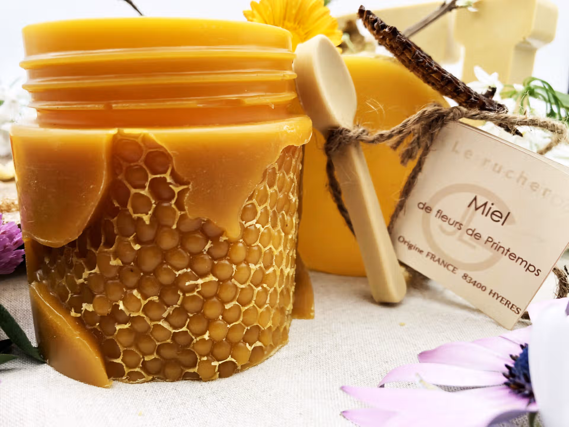pot rond en cire d'abeille beilsens avec cuillère et miel printemps