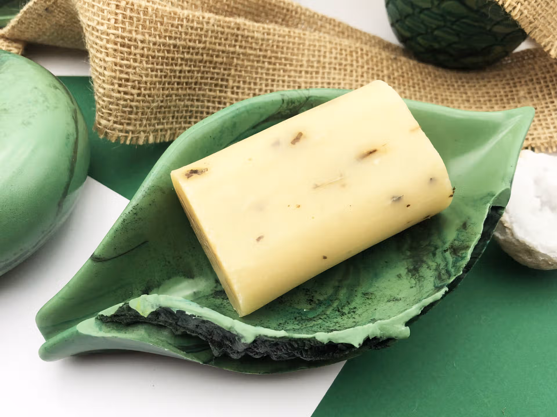 la feuille porte savon cire d'abeille beilsens vert avec pigment vert et empreinte feuille et un savon herbe