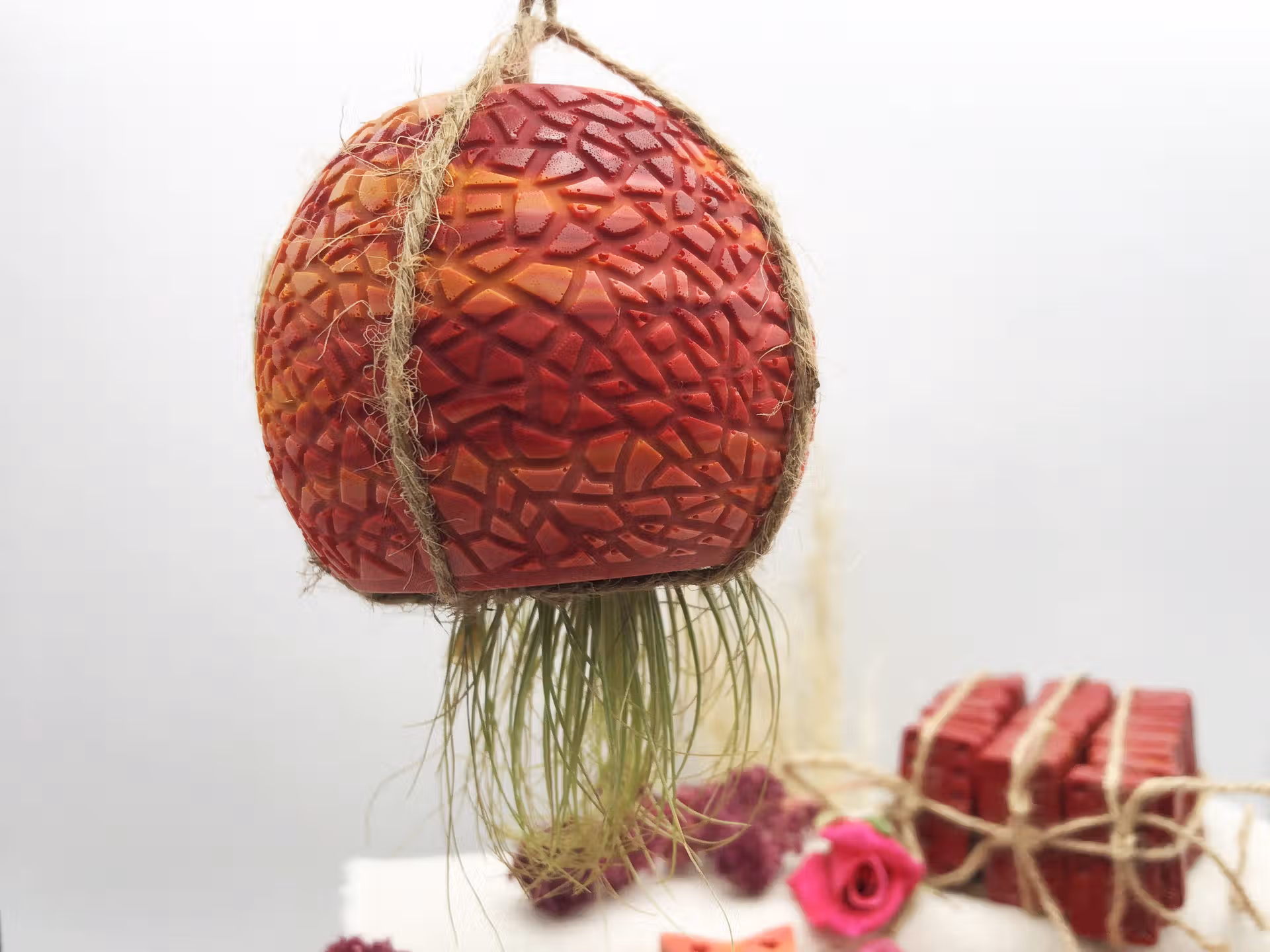 Pot suspension cire d'abeille beilsens rouge marbré orange suspendu avec ficelle jute et plante