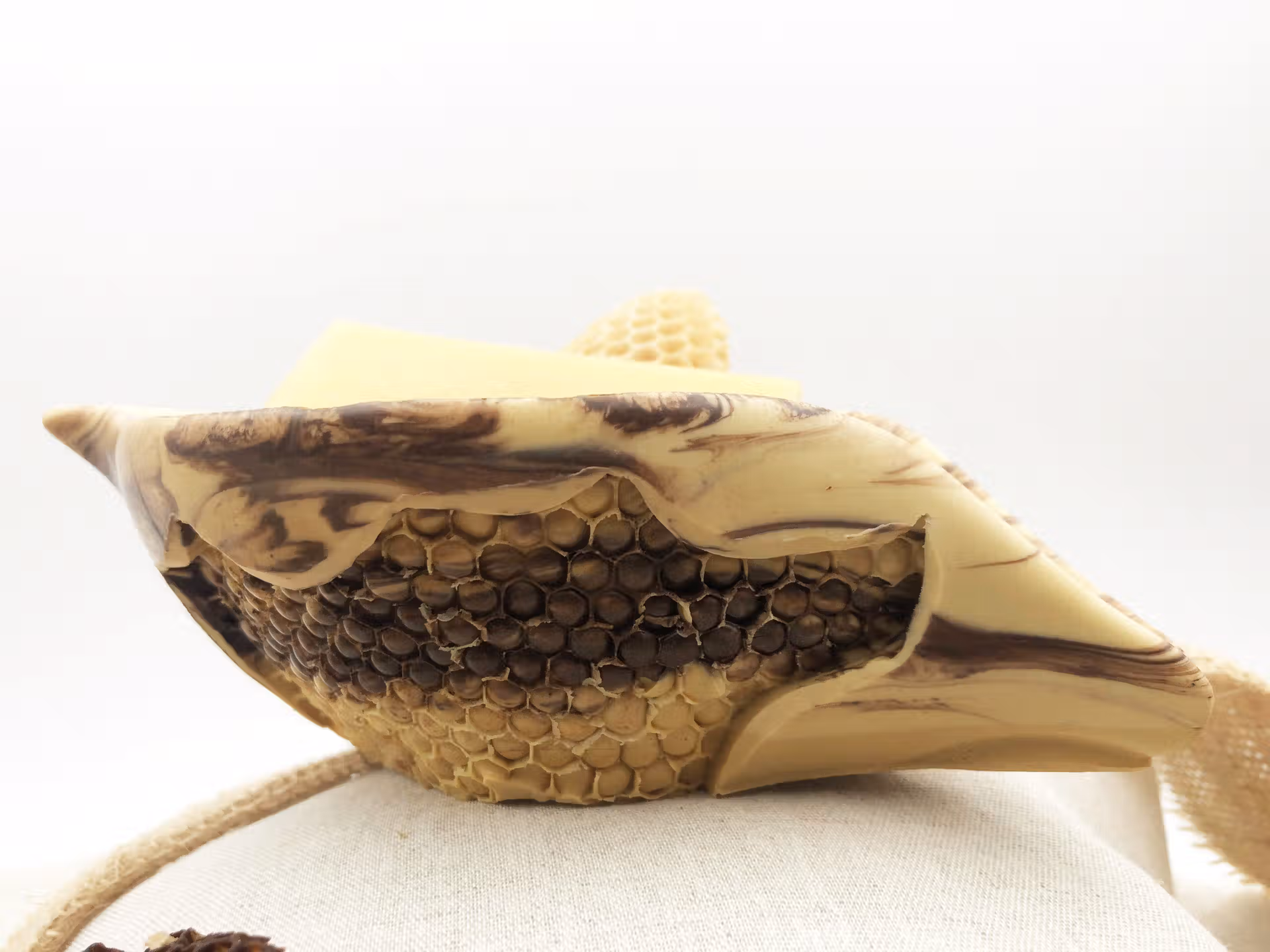 la feuille porte savon cire d'abeille beilsens naturel avec pigment marron et empreinte alvéoles