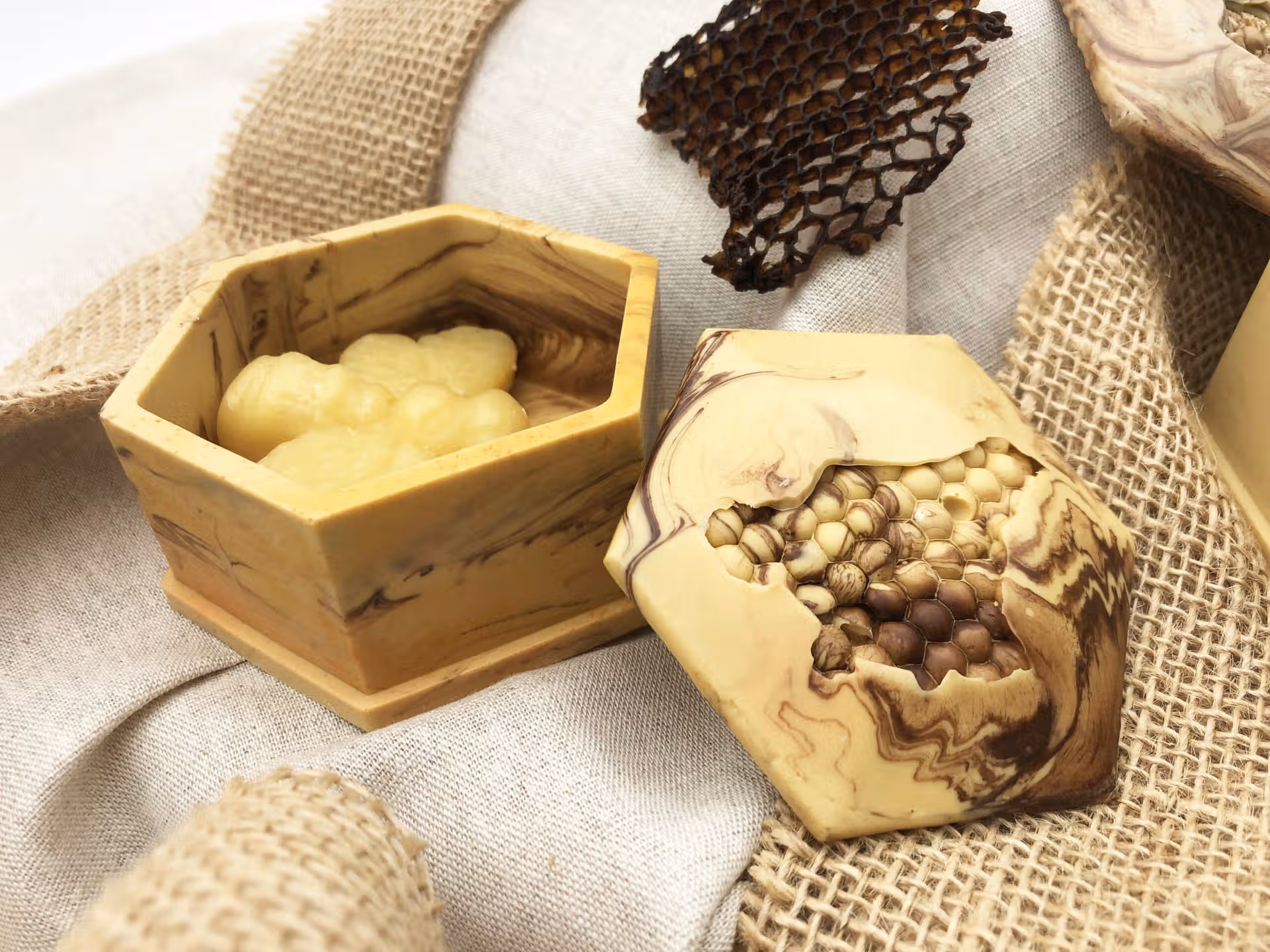 boite hexagonal cire d'abeille beilsens couvercle avec empreinte alvéoles et boite naturel